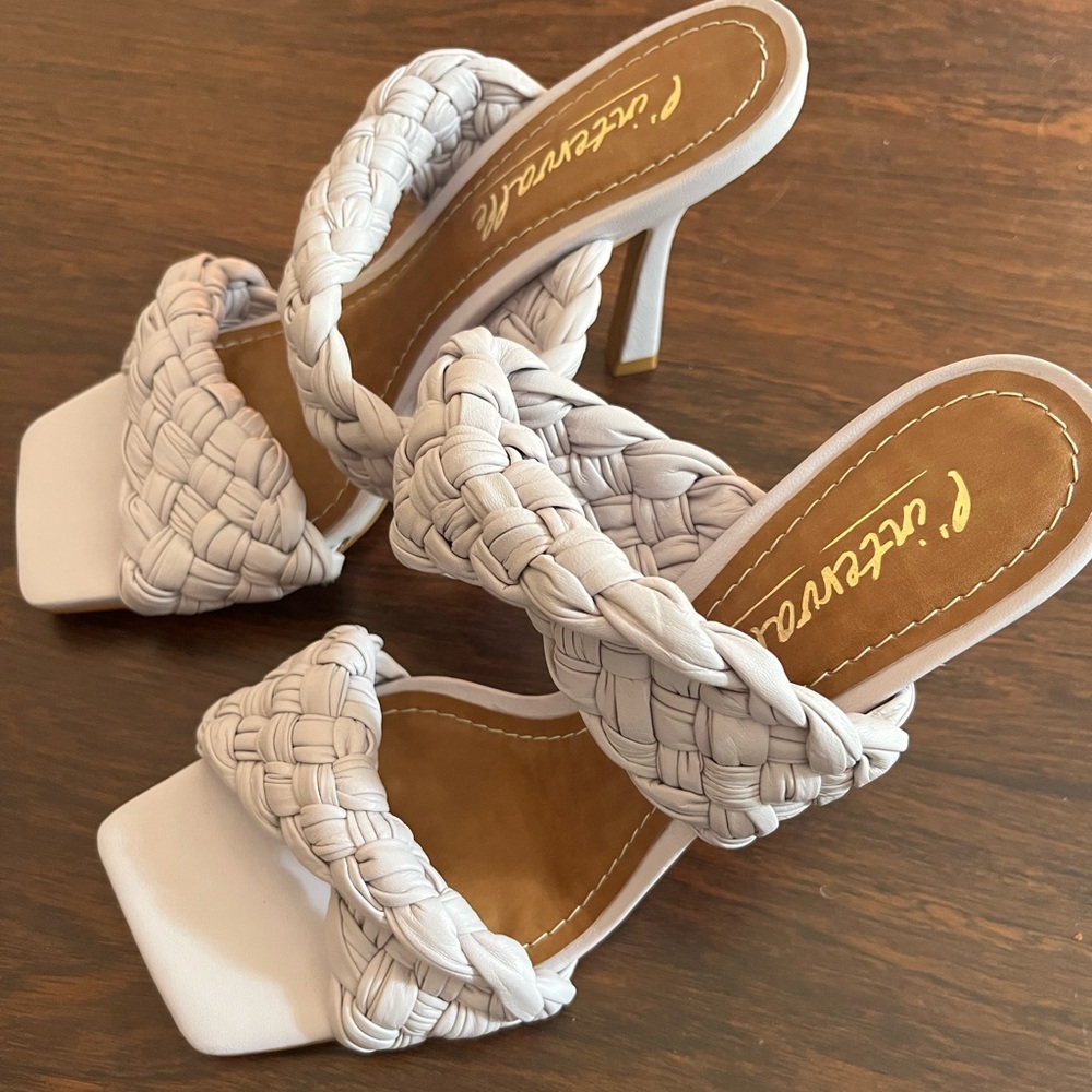 L’intervalle pale purple heels